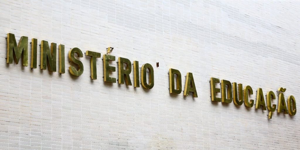 obrasildecima's tweet card. Sem verba, MEC só comprará livros de Português e Matemática do ensino fundamental em 2026. Escolas ficarão sem livros de outras disciplinas.