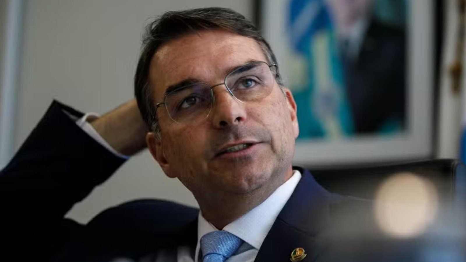 obrasildecima's tweet card. Filho do ex-presidente, Flávio Bolsonaro apresenta pedido de impeachment contra Alexandre de Moraes, contradizendo sua posição contra a CPI da Lava Toga. Motivações parecem ser pessoais, não o...