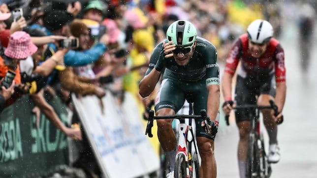 Juan_Guti's tweet card. El italiano logra su segundo triunfo al esprint en una llegada condicionada por una caída masiva bajo la pancarta de último kilómetros que eliminó a Merlier