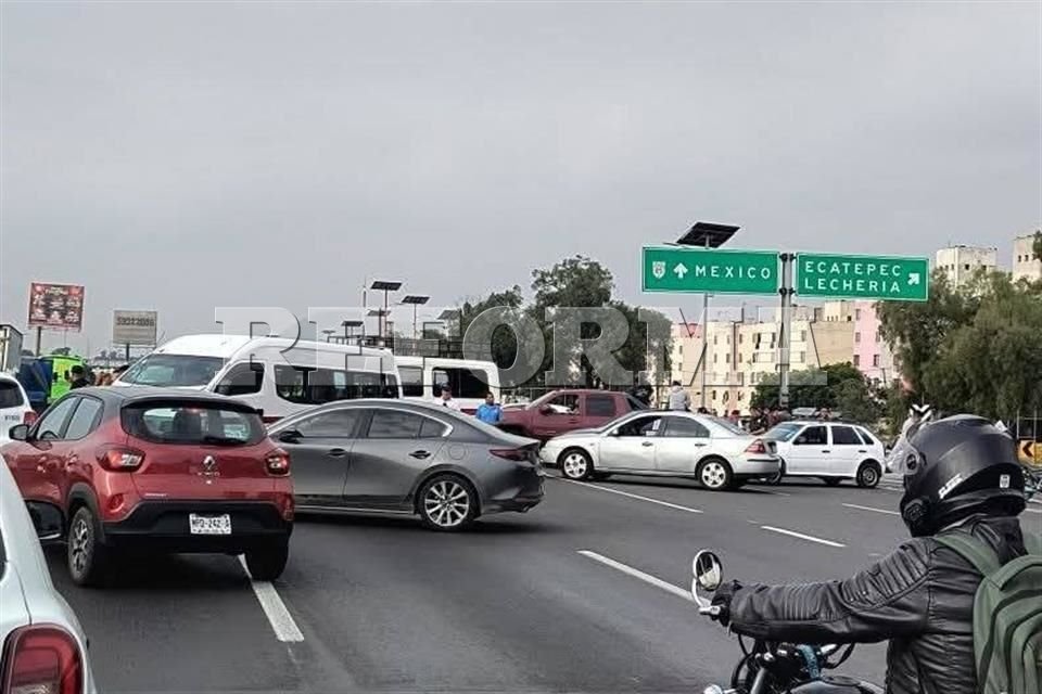 Reforma's tweet card. Transportistas realizan cierres parciales en la México-Pachuca y México-Querétaro para demandar la aparición de uno de sus compañeros.