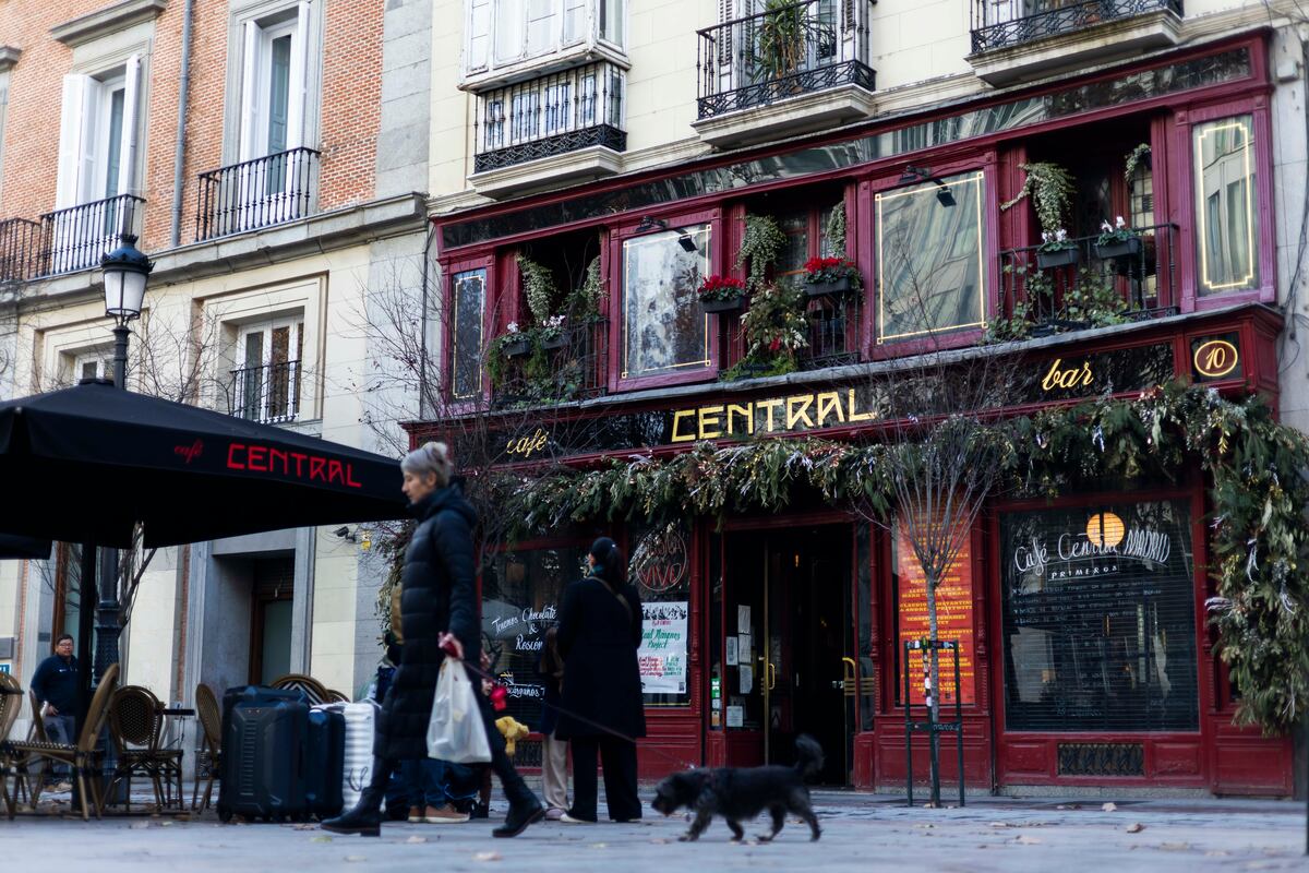 el_pais_madrid's tweet card. Los propietarios del local de la plaza del Ángel se ven abocados a poner fin a 43 años de historia y 35 trabajadores perderán su empleo el próximo 12 de octubre