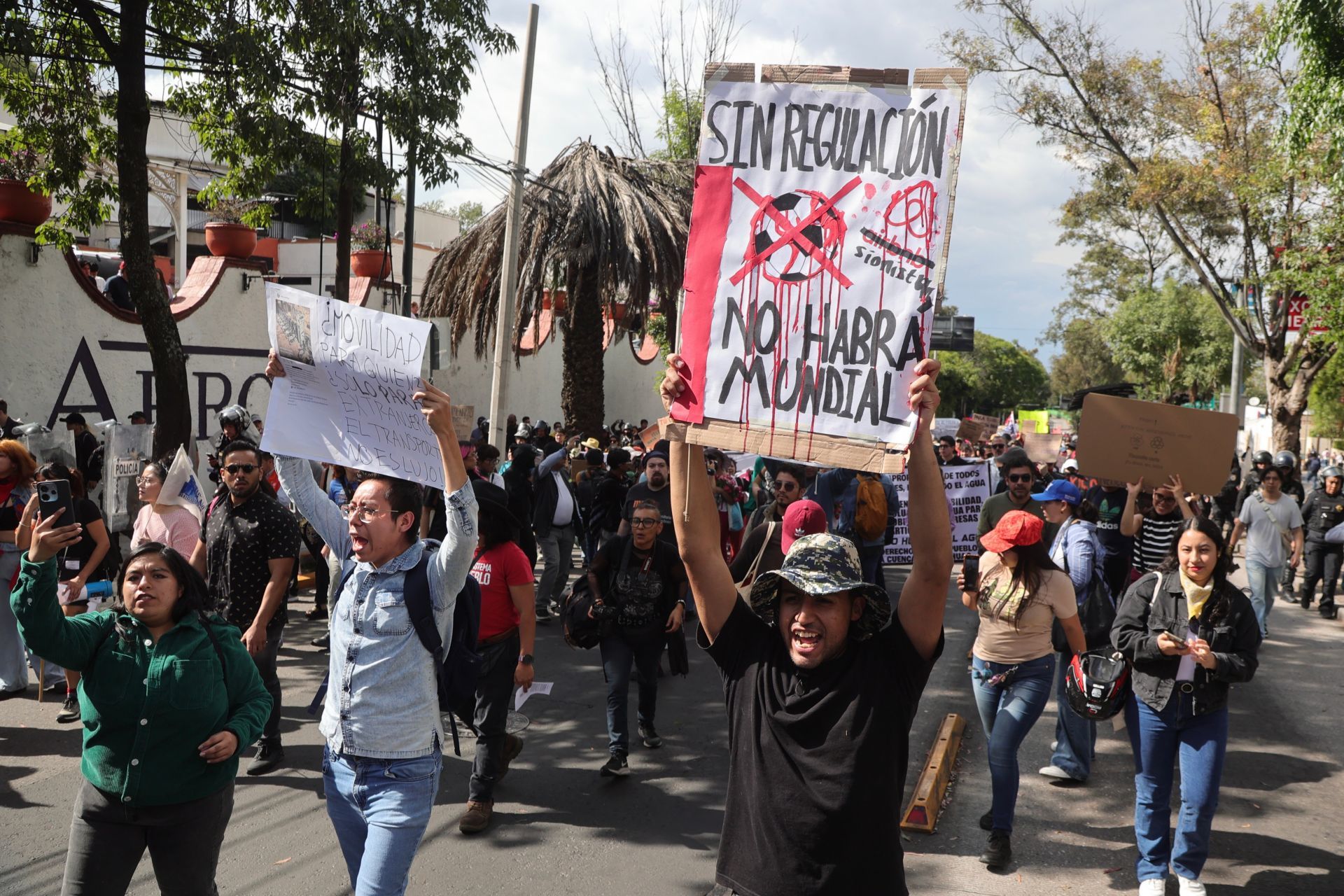 javier_guizar's tweet card. ¿Qué es realmente la gentrificación y cómo afecta a la Ciudad de México? El urbanista Guillermo Bernal desmonta mitos sobre el desplazamiento en la Roma y Condesa, explica el rol del turismo y...