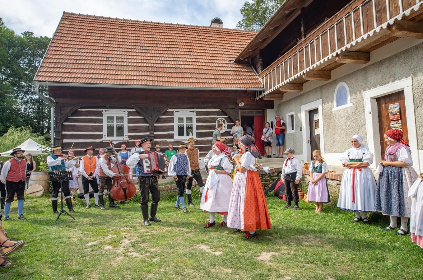 kudyznudy's tweet card. Již potřinácté budou moci lidé o víkendu 19. a 20. července 2025 navštívit ve Dnech lidové architektury celkem 15 objektů spojených s tradičními řemesly a výrobou. Letošní ročník vás zavede do často...
