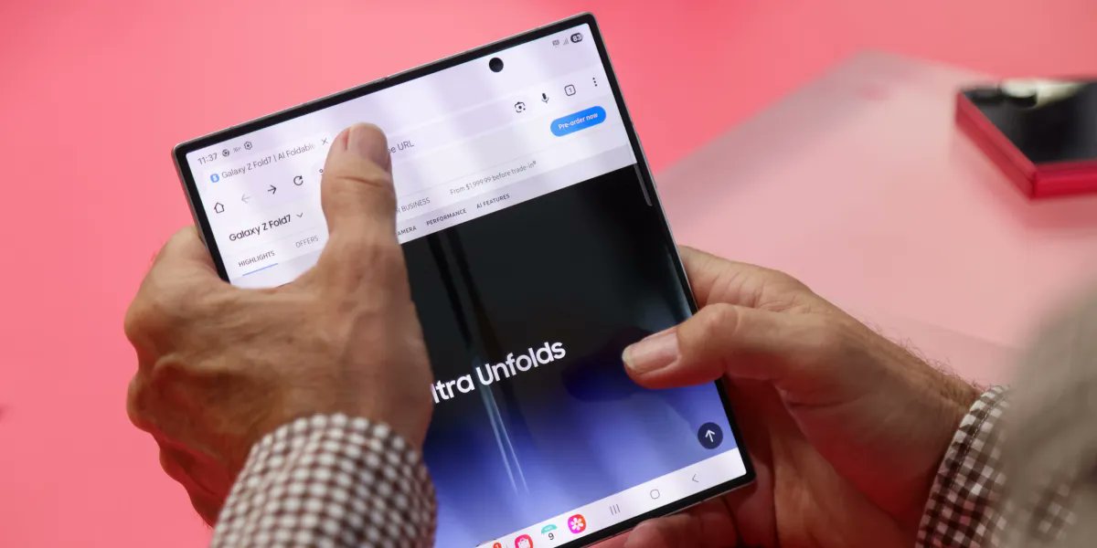 lexnfx's tweet card. Apple did something similar with the iPhone X: leaning on Samsung's manufacturing prowess, but improving upon it.