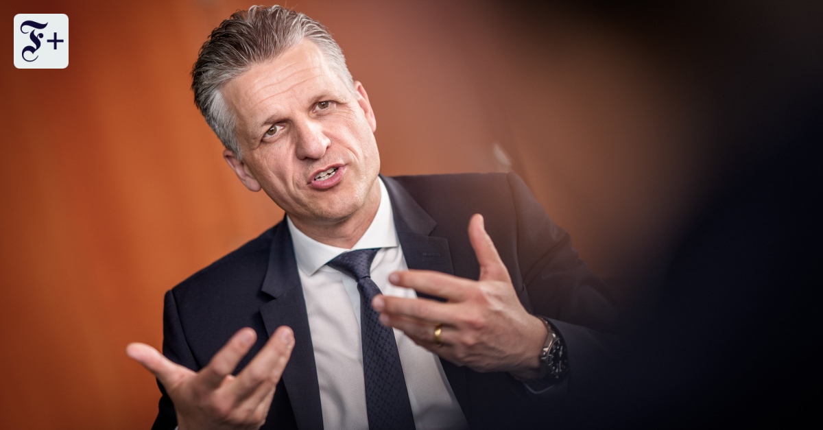 Reinhard_Mue's tweet card. Wir fragen Kanzleramtsminister Thorsten Frei (CDU), wie es mit der geplatzten Verfassungsrichterwahl weitergeht. Mit Staatsrechtsprofessor Heiko Sauer analysieren wir das Karlsruher Urteil zum...