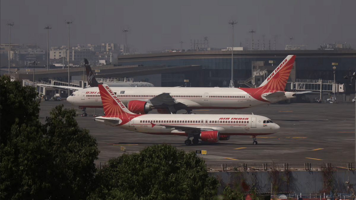 ThePrintIndia's tweet card. Flight IX375 landed safely back at Calicut airport; the airline arranged new aircraft and refreshments for passengers, and the flight departed later.