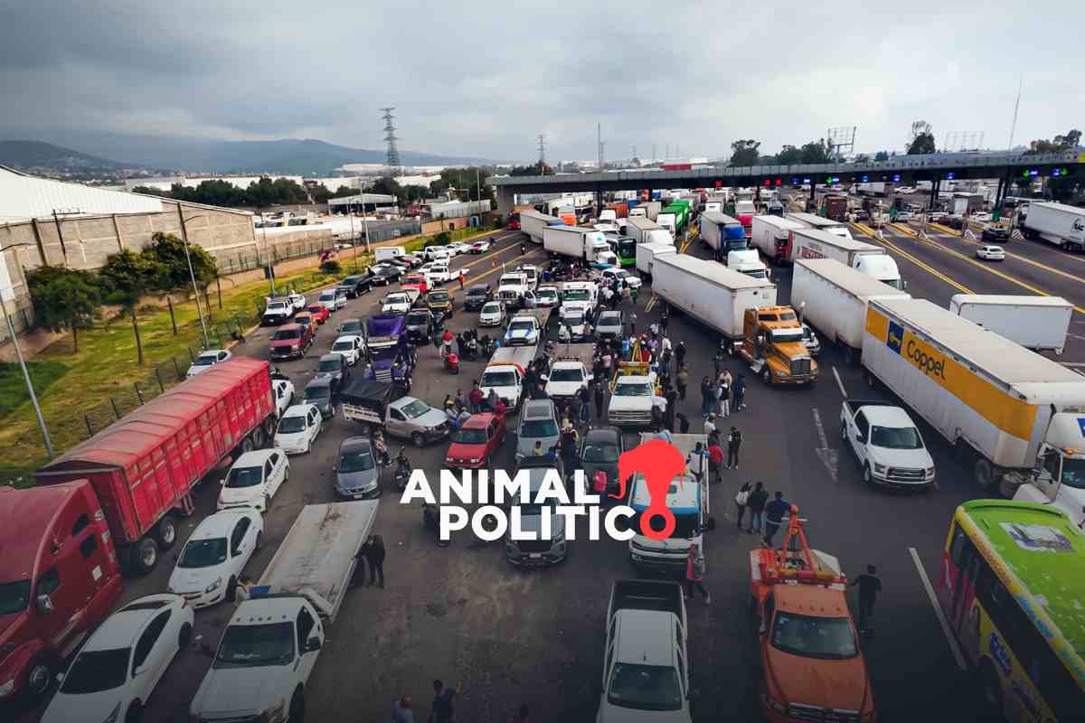 Pajaropolitico's tweet card. Transportistas y comerciantes bloquean accesos a CDMX tras secuestro de su coordinador en Jilotep...