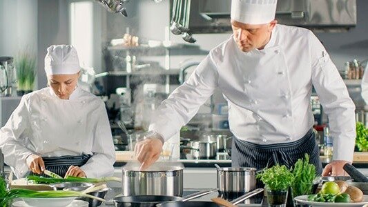 ecodemallorca's tweet card. Los hoteleros advierten del descenso de turistas británicos en el mercado escandinavo mientras que la restauración habla de descensos del 8% en la facturación y los empresarios del ocio llegan hasta...