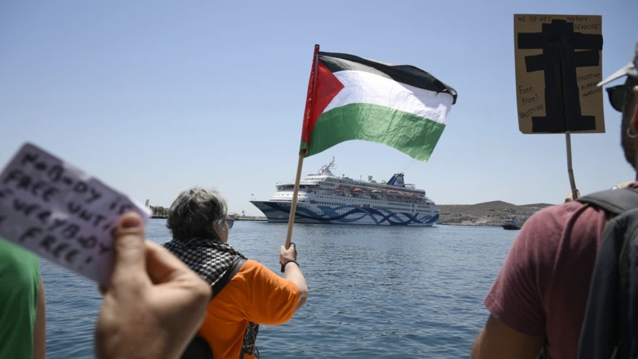 laSextaTV's tweet card. Las consecuencias Para evitar cualquier problema, el crucero no desembarcó en Grecia y pasó de largo para poner rumbo a su destino, Chipre. Israel no ha tardado en responder a lo ocurrido y el...