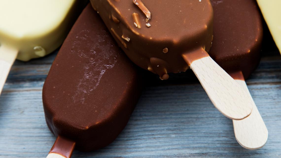 KING5Seattle's tweet card. The recall covers 10 ice cream bar varieties sold in 23 states.