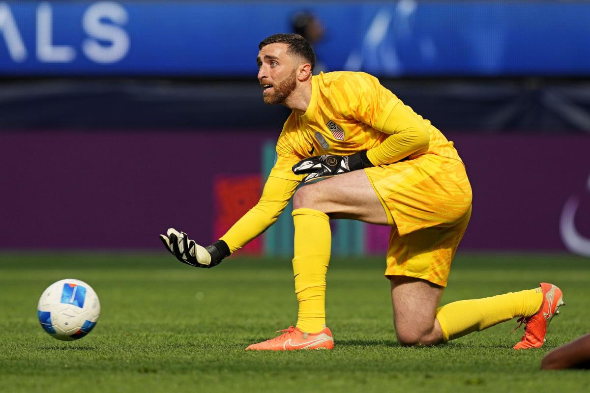 Menehem02's tweet card. INFO L'ÉQUIPE. Les dirigeants lyonnais ont missionné un avocat pour révoquer le transfert de Matt Turner, le gardien américain de Nottingham Forest, que John Textor avait bouclé pour 8M€ avant le...