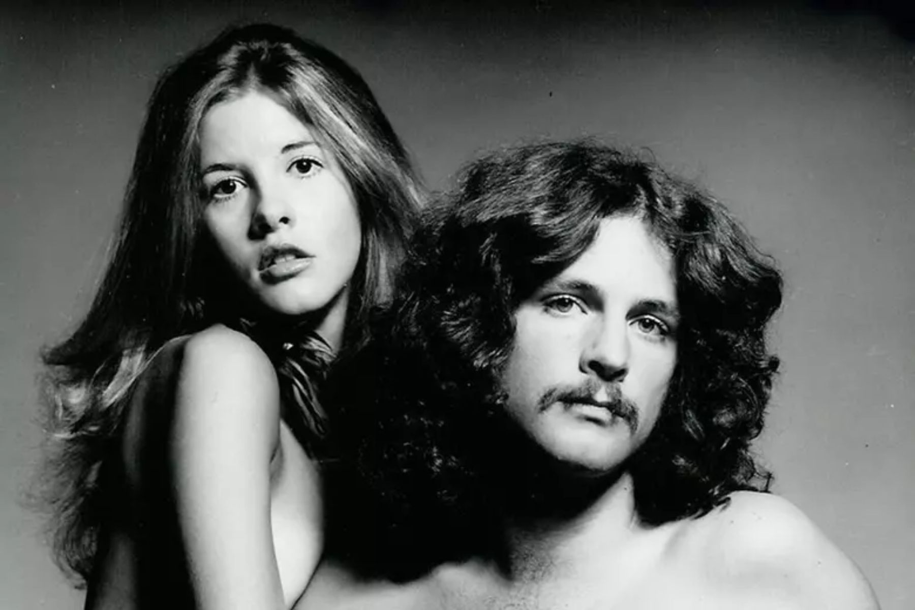 Popload's tweet card. Após décadas fora do catálogo digital, o celebrado álbum “Buckingham Nicks”, lançado originalmente em 1973 por Stevie Nicks e Lindsey Buckingham, ganhará uma reedição oficial e finalmente chegará às...