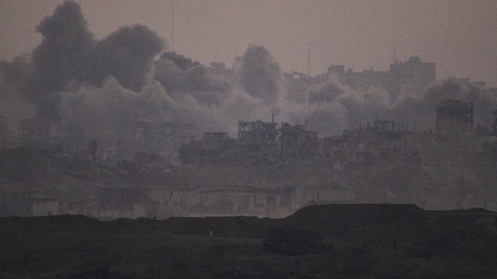 NoovoInfo's tweet card. Plus de 100 organisations caritatives et de défense des droits de la personne ont déclaré mercredi que le blocus israélien et l'offensive militaire en cours poussent les Palestiniens de la bande de...