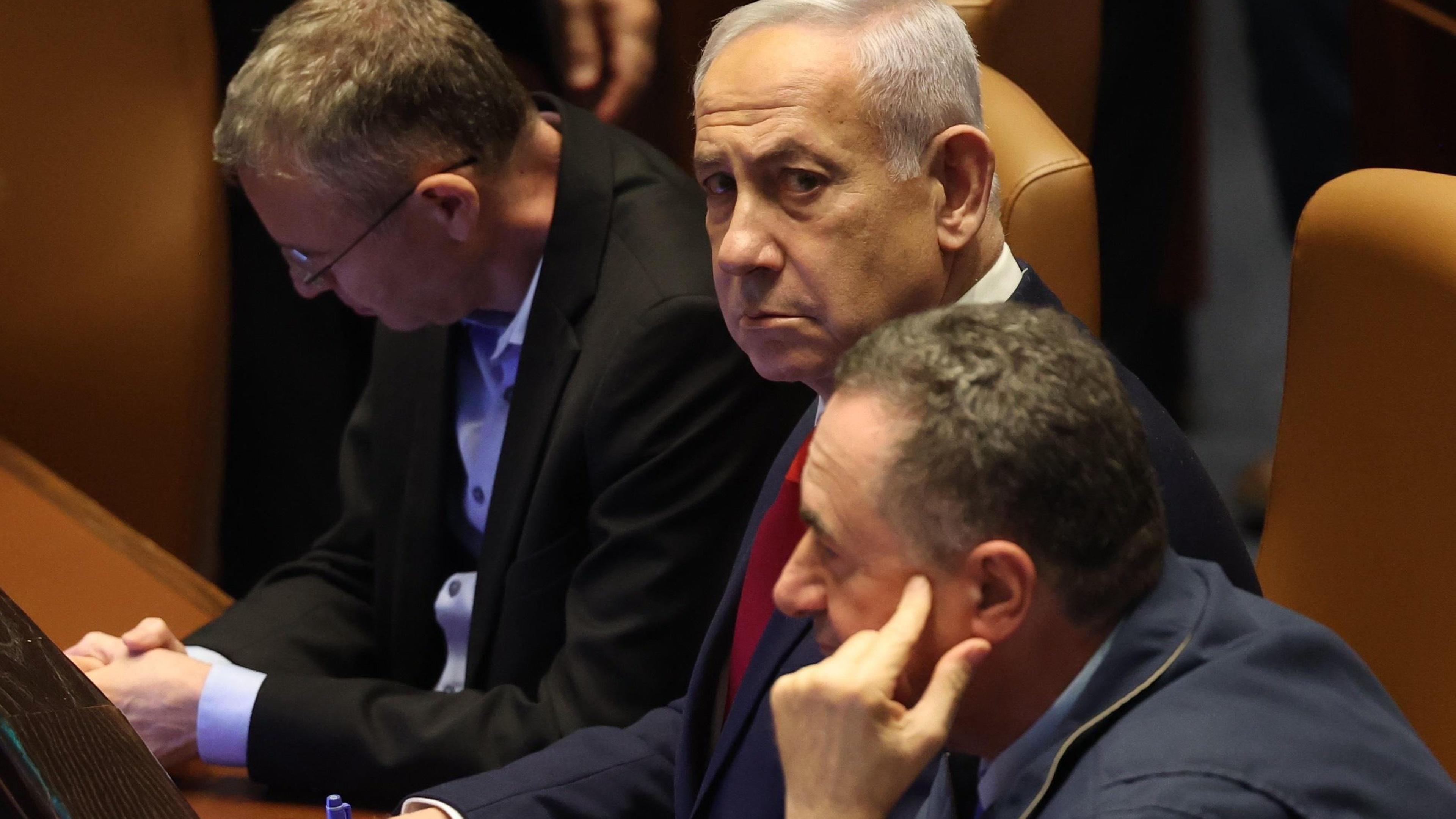 telegraaf's tweet card. Hij is misschien wel de best beveiligde leider van de wereld: Benjamin Netanyahu. Niet zelden wordt de premier van Israël omringd door liefst twintig bodyguards. Nu blijkt weer waarom: een activiste...