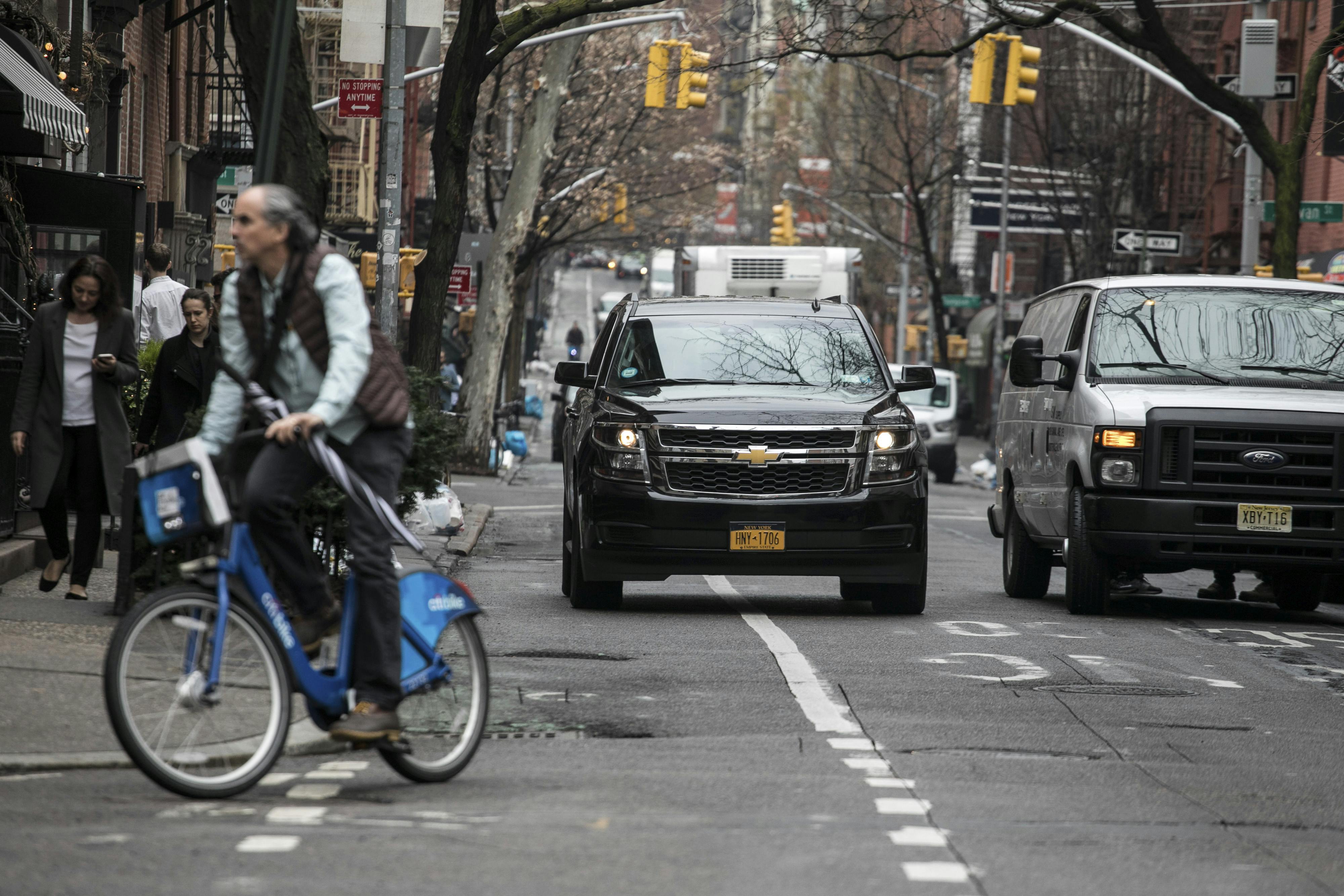 AFineBlogger's tweet card. A former head of Transportation Alternatives argues in favor of a 15 mph speed limit for e-bikes.