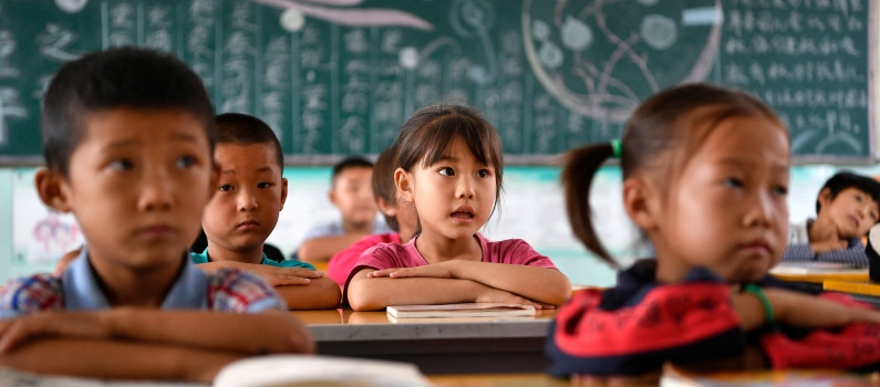 RTLFrance's tweet card. En Chine, plus de 230 enfants ont été empoisonnés au plomb dans une école maternelle. Le directeur et d'autres personnes ont été arrêtés, révélant de graves manquements en sécurité alimentaire.