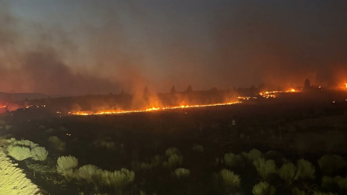 TheWatchers_'s tweet card. Cram Fire has scorched 39 540 ha (97 700 acres) since igniting on July 13, 2025, near Willowdale, Jefferson County, Oregon, and is currently the largest active wildfire in the U.S.