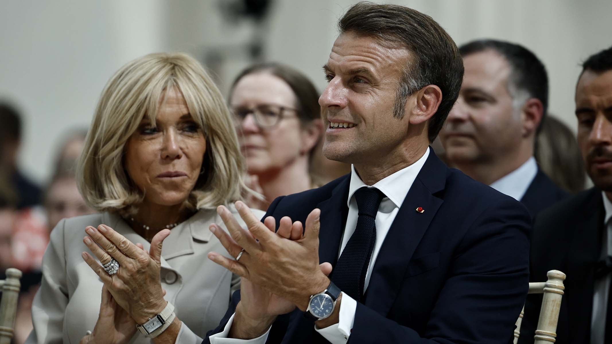 NoovoInfo's tweet card. Le président français Emmanuel Macron et son épouse Brigitte ont engagé mercredi des poursuites en diffamation aux États-Unis contre l'influenceuse américaine Candace Owens pour avoir relayé et...