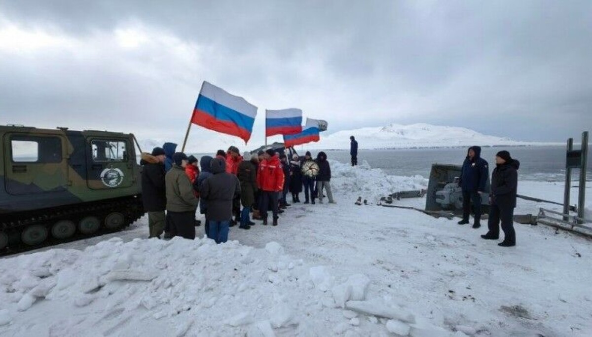 BarentsNews's tweet card. Andrei Gurylev, a member of the Defense Committee of the State Duma, told the Russia-1 channel it is necessary to move from joint development of Svalbard to a Russian option.
