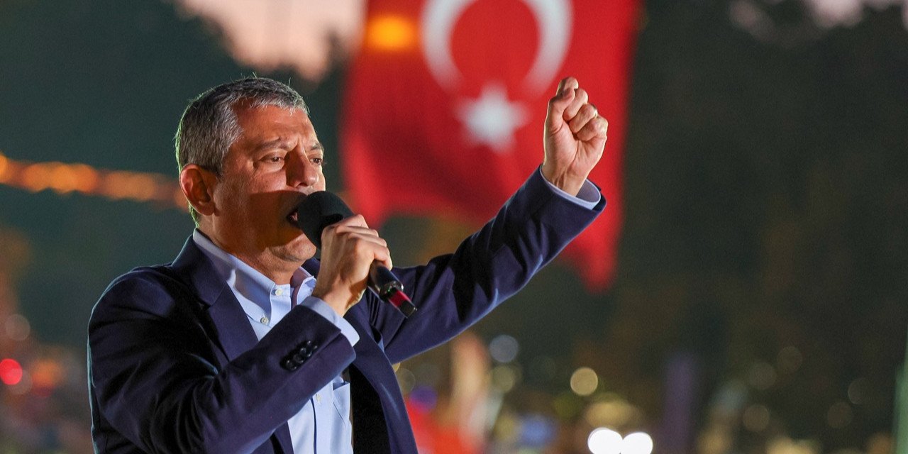 gazetepencere's tweet card. CHP Genel Başkanı Özgür Özel, Erzurum Kongresi'nin 106. yıl dönümüne ilişkin paylaşımda bulunarak, "Tek adam iradesine karşı milli irade savunuldu, kurtuluşun yolu çizildi" ifadesini kullandı.
