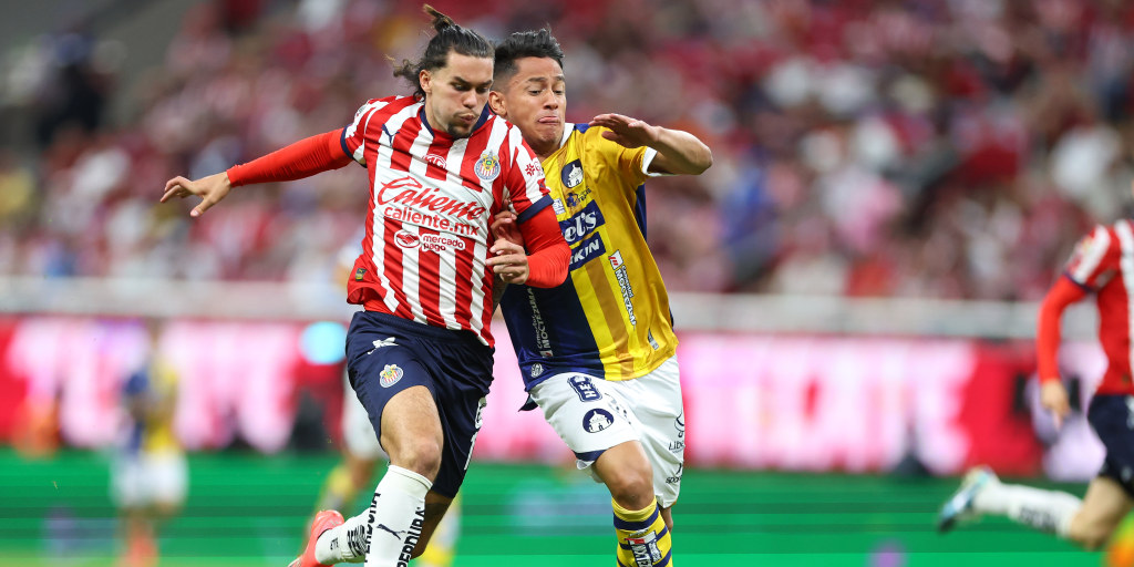 TelemundoSports's tweet card. Disfruta el partido por las pantallas de Telemundo, Universo y Peacock totalmente EN ESPAÑOL, a partir de las 6:30 pm ET.