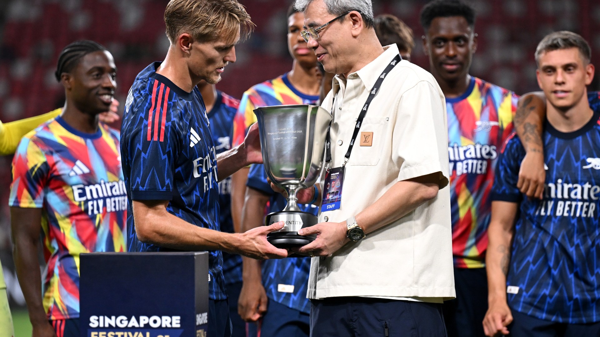 talkSPORT's tweet card. Arsenal were involved in some bizarre scenes on Wednesday afternoon as they lifted a trophy 15 minutes after losing a penalty shootout. The Gunners were facing AC Milan in Singapore as part of thei…