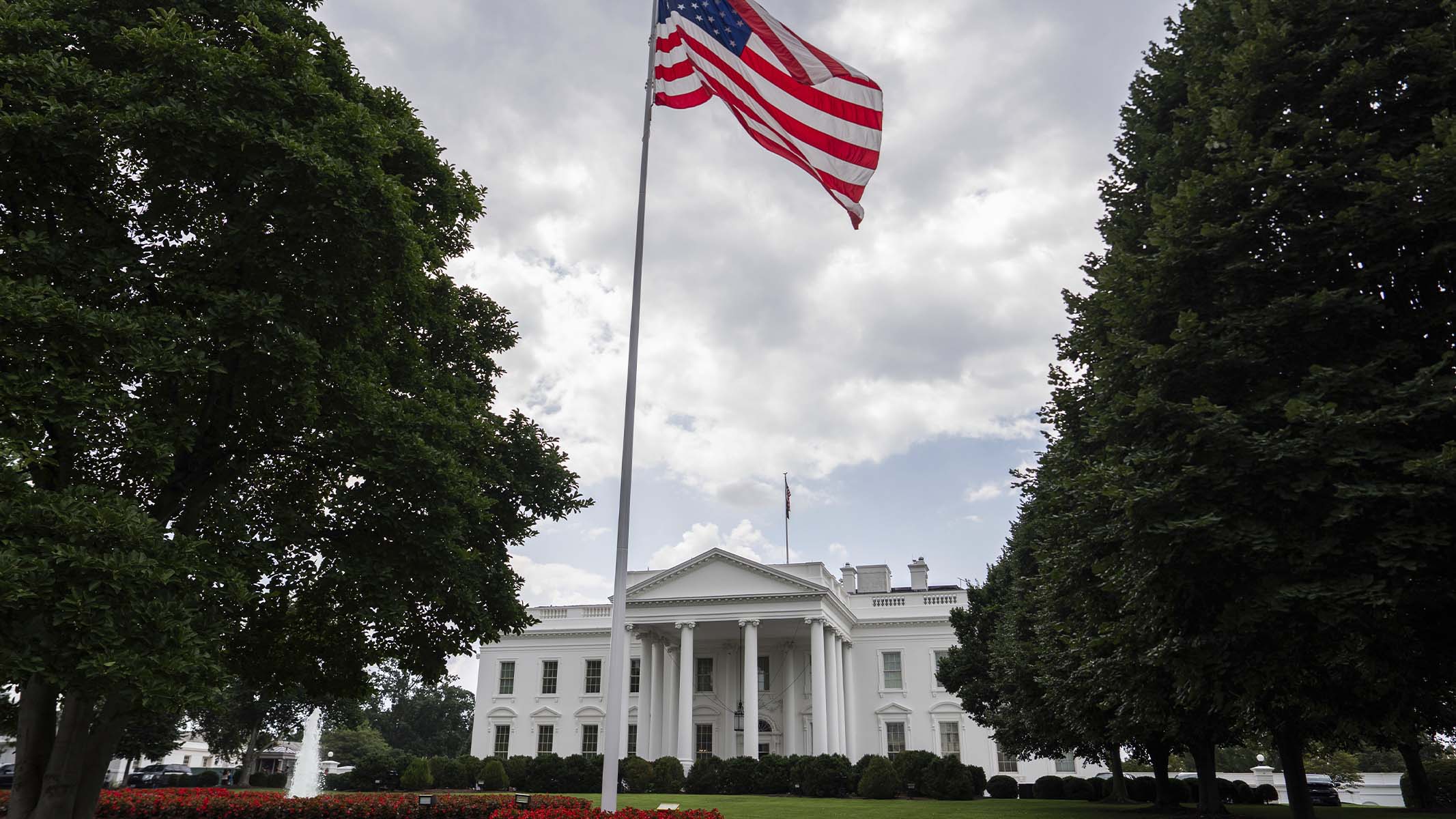 NoovoInfo's tweet card. La Maison-Blanche a dévoilé mercredi un plan d’action pour favoriser le développement de l’intelligence artificielle aux États-Unis, l’export de l’IA américaine et faire la chasse aux « biais...