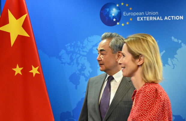 TichysEinblick's tweet card. Vor dem Gipfeltreffen mit China befindet sich die EU in einer Zwickmühle. Einerseits benötigt sie ausländische Investitionen. Andererseits fürchtet sie die ökonomische Macht Pekings sowie den...
