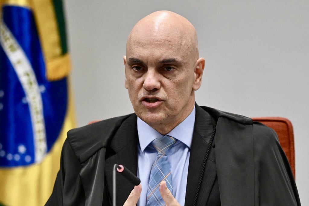 cartacapital's tweet card. O filho de Jair Bolsonaro requer a cassação do ministro e a proibição de exercer cargo público por 8 anos