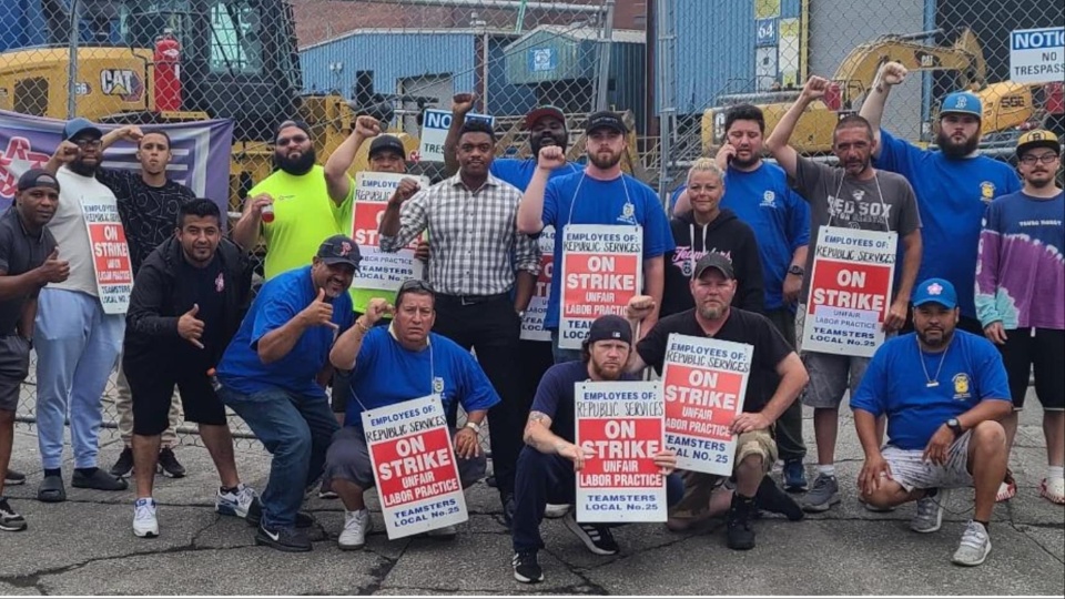 PeoplesWorld's tweet card. Teamsters who move hazardous materials and keep the country’s medical and industrial gas supply flowing are on strike now against Airgas, a subsidiary of the French company Air Liquide.