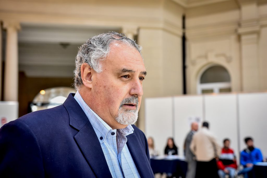 rectorunmdp's tweet card. El rector de la Universidad de la Universidad Nacional de Mar del Plata, Alfredo Lazzeretti, cuestionó este miércoles la “total indiferencia” del Gobierno nacional hacia las universidades públicas,...