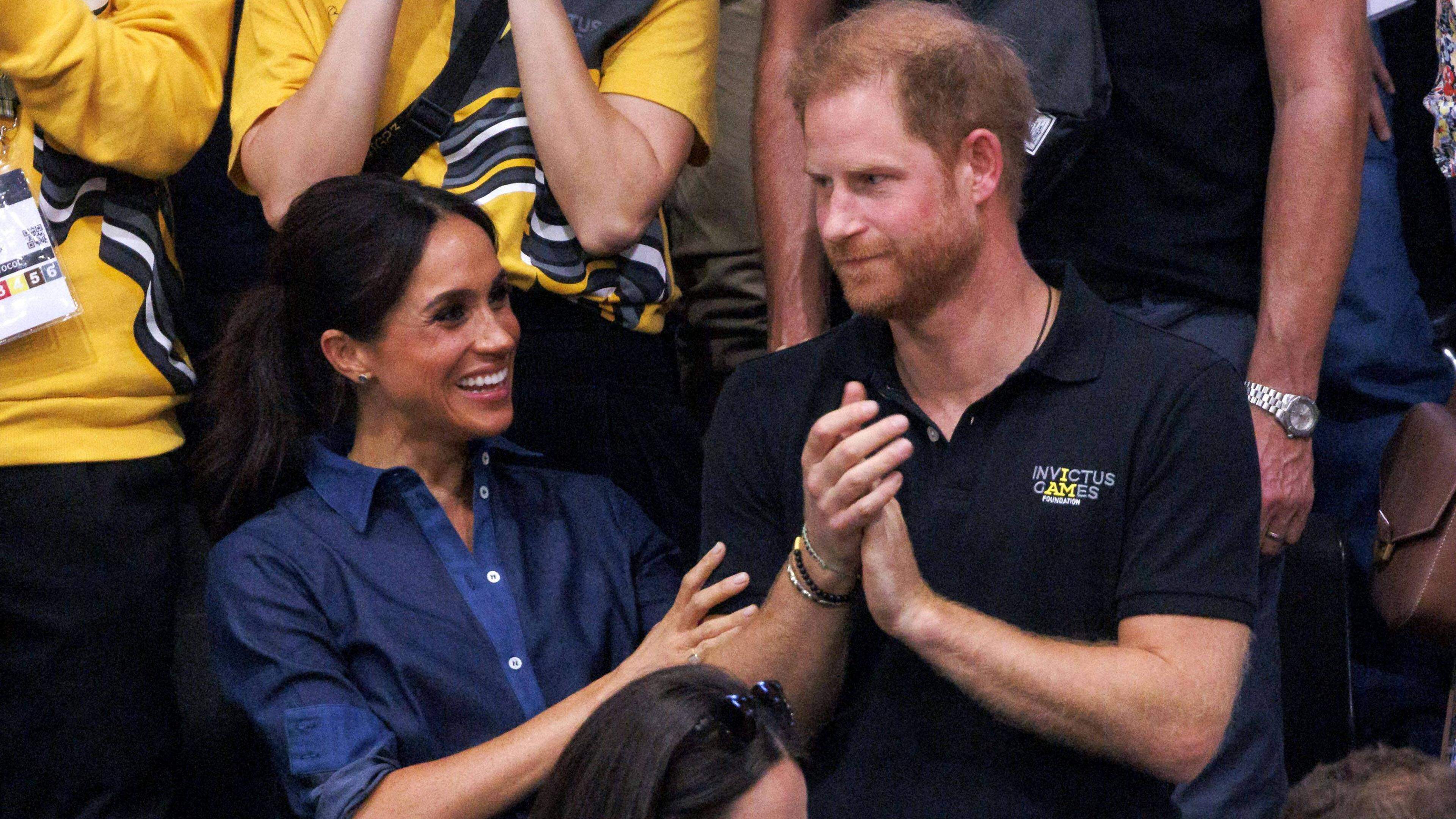 telegraaf's tweet card. Netflix gaat niet op vaste basis verder met prins Harry en zijn vrouw Meghan. Het aflopende contract tussen beide partijen wordt niet verlengd, zegt een bron tegen People na berichtgeving hierover...