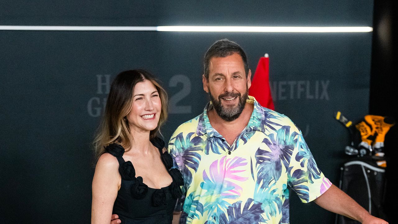 VanityFair's tweet card. Evidently, Jackie Sandler has no problem with her husband’s shorts and hoodies—but does object to him hogging closet space.
