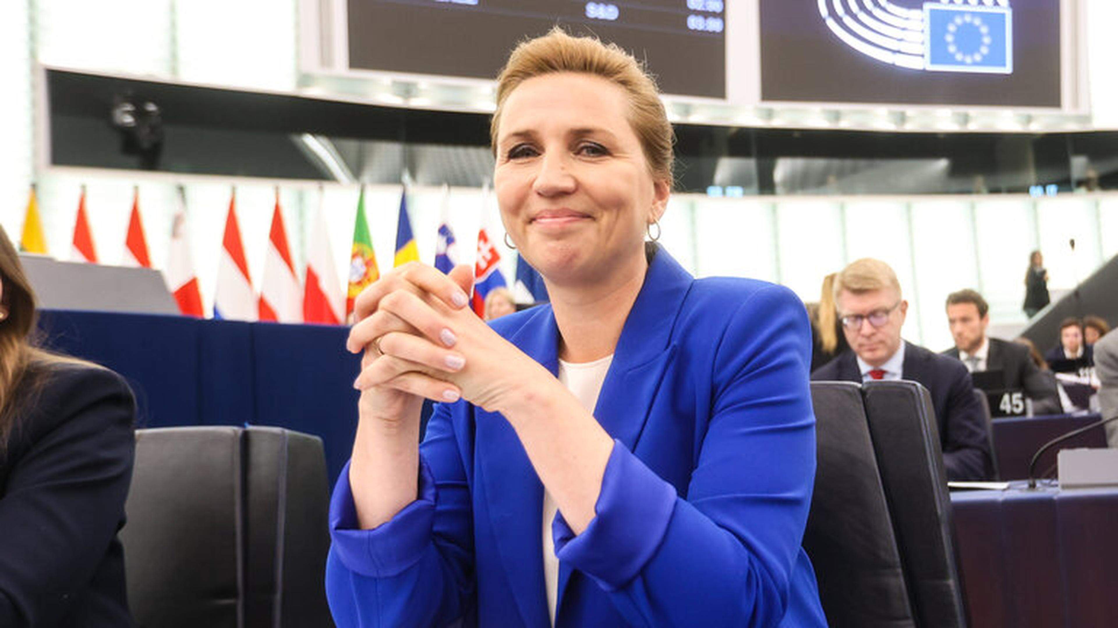 RPlasterk's tweet card. De Deense premier Mette Frederiksen heeft in het Europees Parlement een lans gebroken voor een strenger Europees migratiebeleid: „Burgers hebben het recht om zich veilig te voelen in hun eigen land.”...