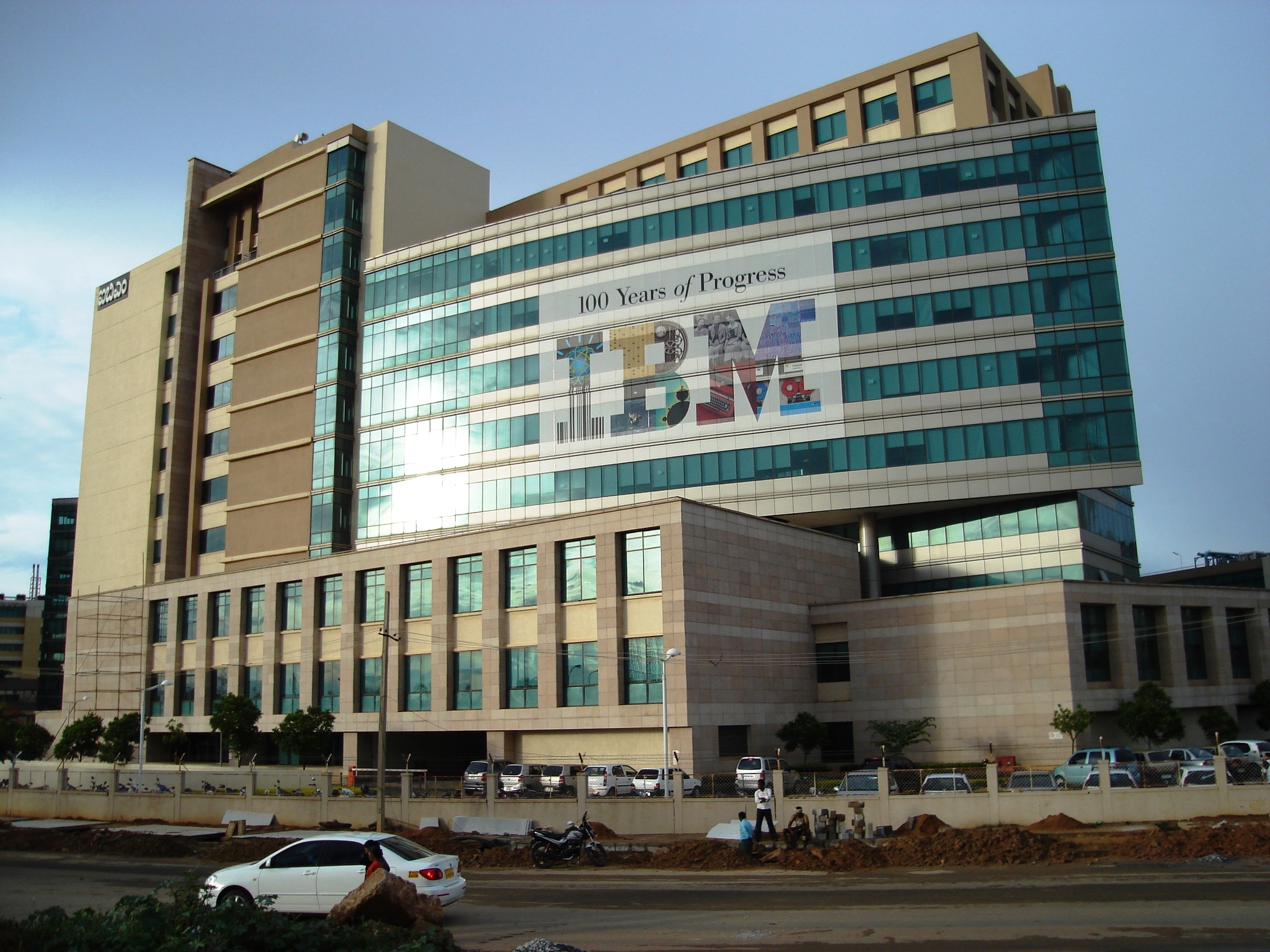 theflynews's tweet card. Wall Street sees Q2 EPS $2.65, revenue $16.59B IBM