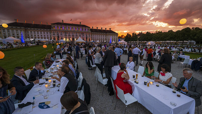 alexanderspoeri's tweet card. Ilse Aigner schließt einen Rechtsextremisten vom Empfang auf Schloss Schleißheim aus. Der AfD stößt das sauer auf. Bei dem ausgeladenen Gast handelt es sich nach AZ-Informationen um einen Münchner...