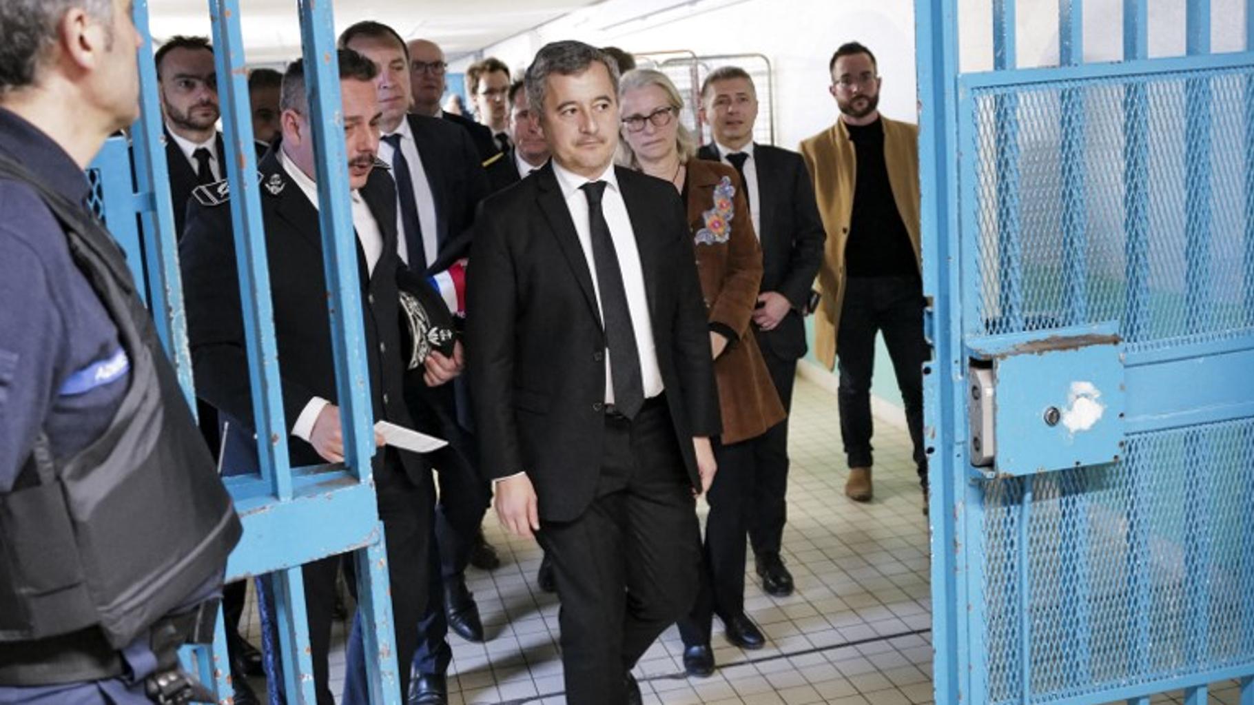 SOSfonctionnair's tweet card. Hadrien Clouet dénonce les conditions de sa visite à Vendin-le-Vieil. L’administration pénitentiaire évoque, elle, des motifs impérieux de sécurité.