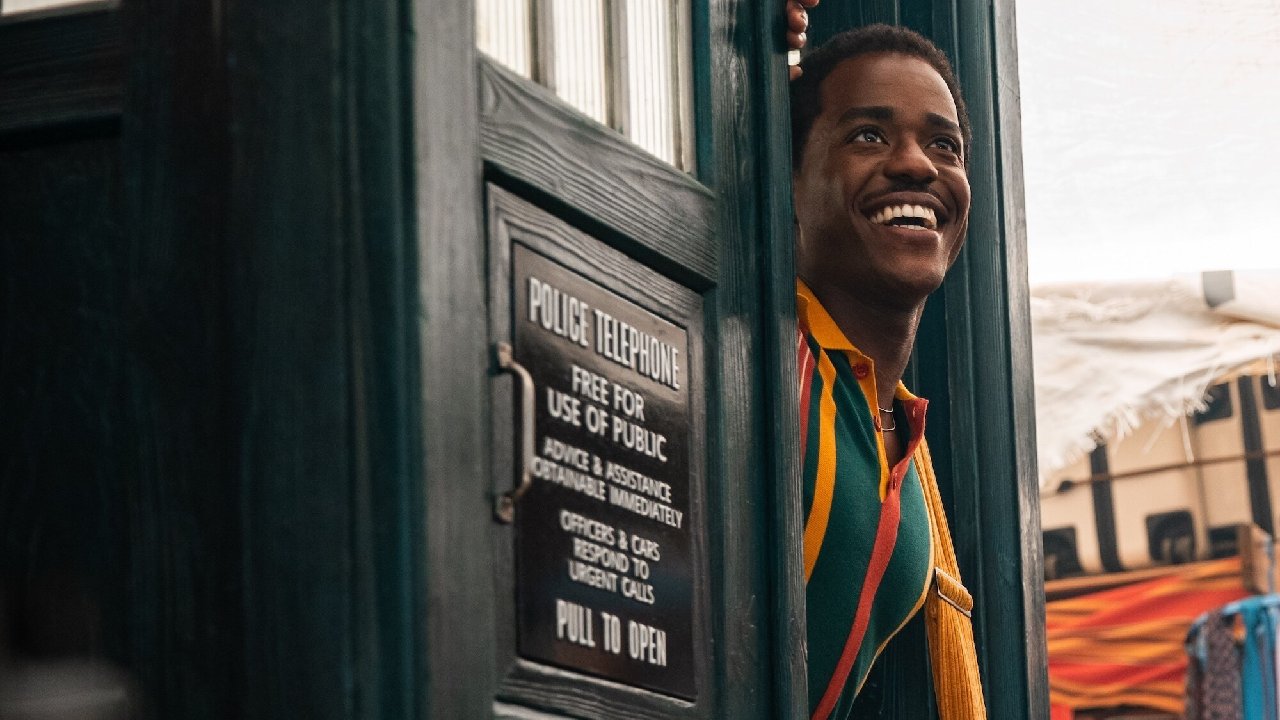SmashJumpDotCom's tweet card. This week on Doctor Who, the Doctor stops off in Lagos, Nigeria to get a haircut, but ends up trapped in a sinister agenda.