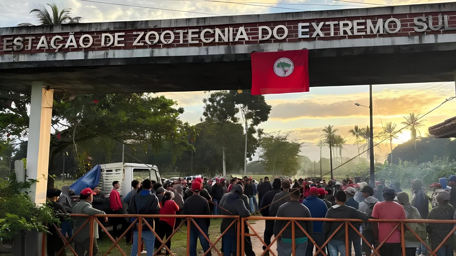 obrasildecima's tweet card. Integrantes do MST invadem centro de pesquisa na Bahia, causam danos ao patrimônio público e comprometem décadas de estudo. Grupo atua sem CNPJ e escapa da responsabilização jurídica.