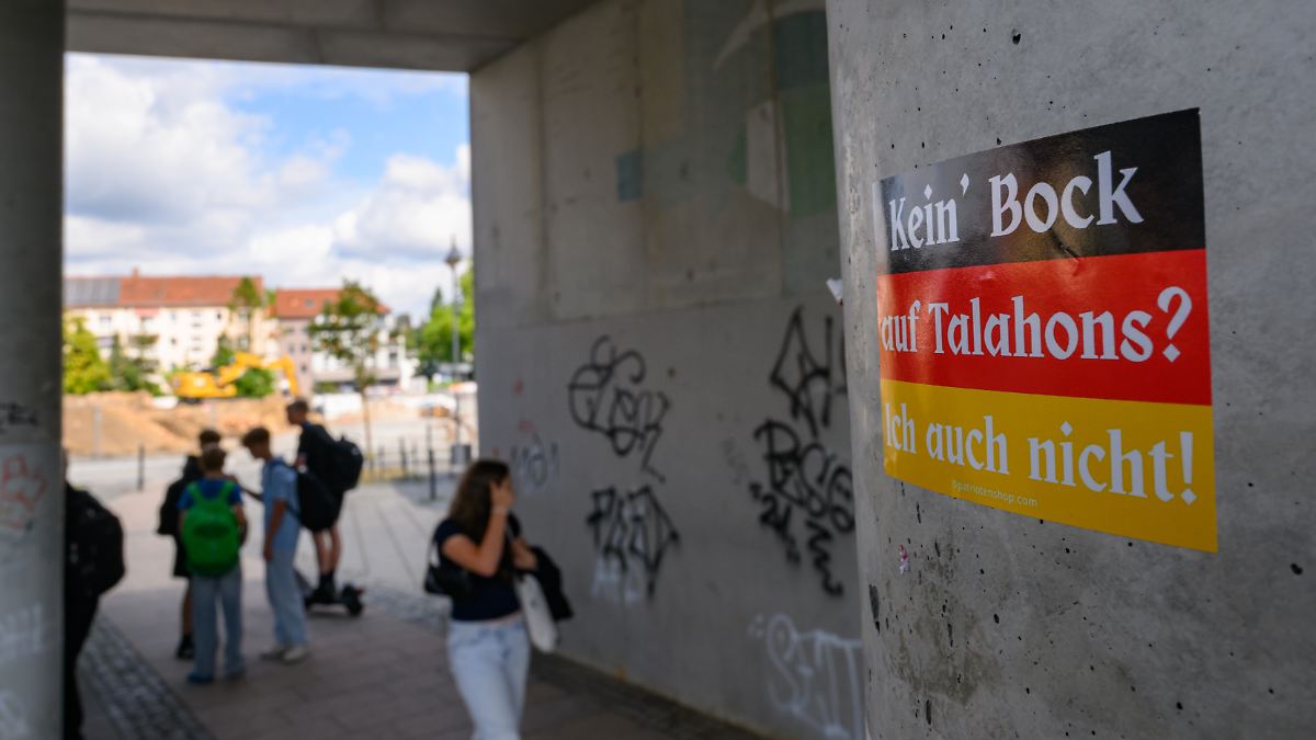ntvde's tweet card. Bürgermeisterin Herntier beklagt in einem Schreiben das Erstarken des Rechtsextremismus in der Kleinstadt Spremberg im Südosten Brandenburgs. Durch TV-Interviews sorgt die Parteilose auch bundesweit...