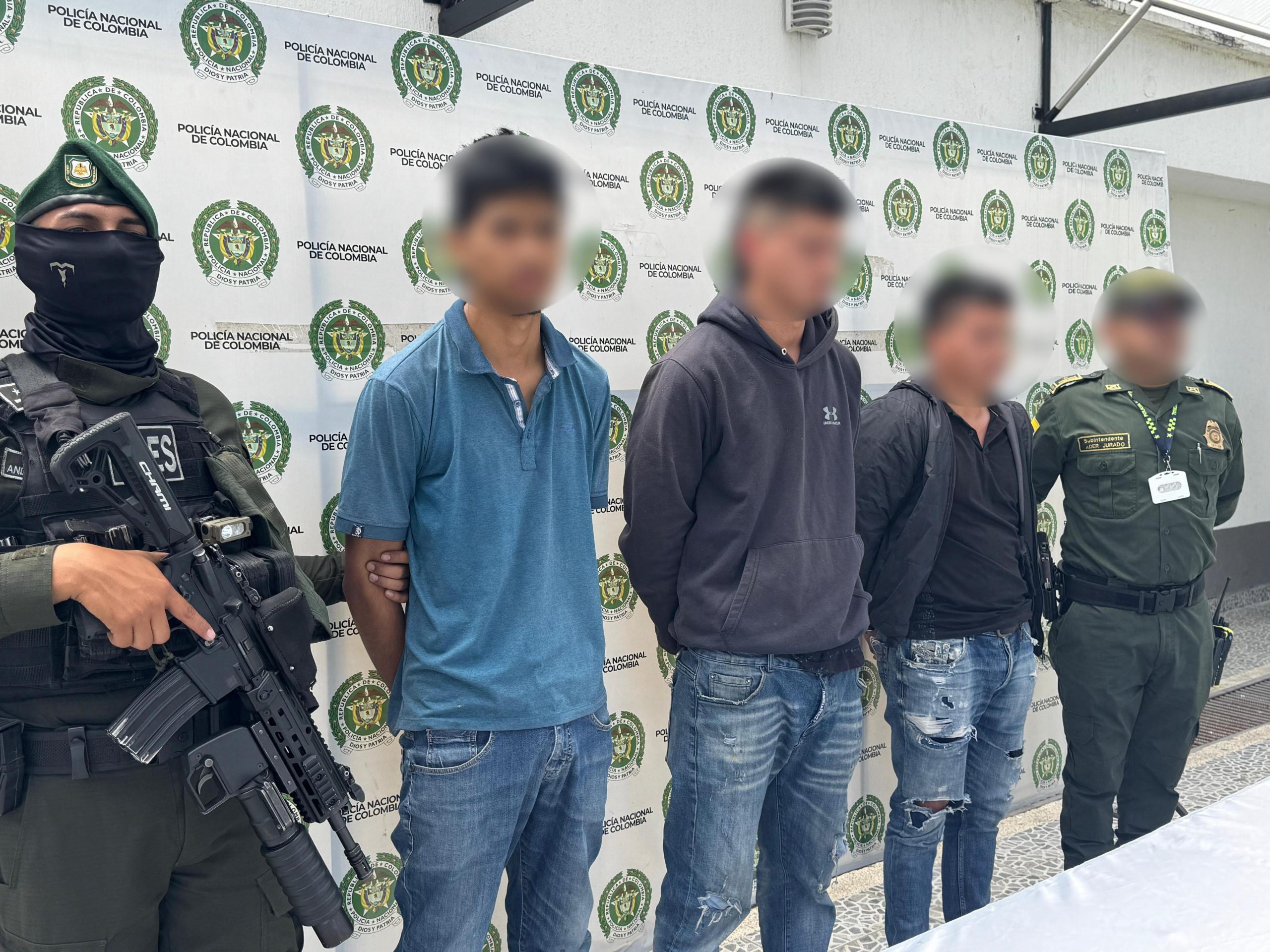 sucesoscauca's tweet card. Tres personas fueron detenidas por su presunta participación en la preparación de explosivos que serían usados en ataques en la capital de Nariño. En un operativo conjunto entre la Seccional de...