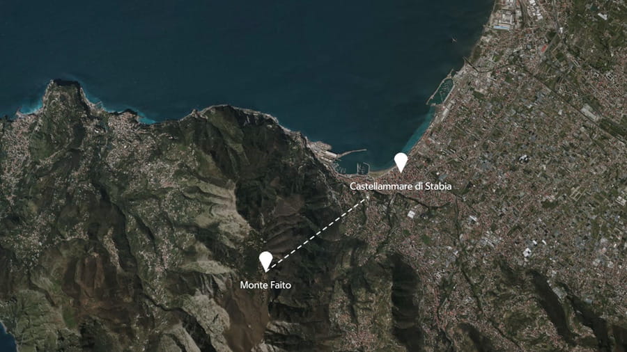 paolacip's tweet card. Un guasto alla teleferica che collega Castellammare di Stabia alla vetta. L’abitacolo a valle si ferma e tutti i passeggeri vengono messi in salvo. Il convogli…