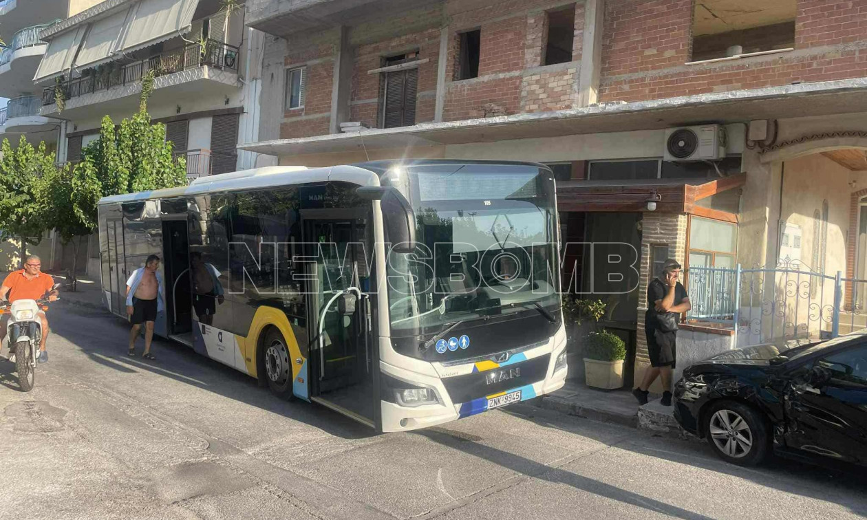 athenstransport's tweet card. Αστικό λεωφορείο κινήθηκε εκτός ελέγχου στην περιοχή του Μενιδίου με αποτέλεσμα να προσκρούσει σε ψητοπωλείο. Ευτυχώς, δεν υπήρξε κανένας τραυματισμός ανάμεσα στους 12 περίπου επιβάτες του λεωφορείου...