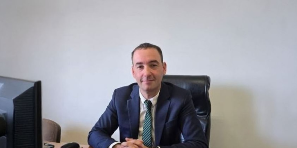 alvezjulian_'s tweet card. El hermano del vocero presidencial será quien ocupe el primer puesto de la boleta a diputados provinciales en la Octava Sección Electoral. En un comienzo iba a ir el armador de Sebastián Pareja, Juan...