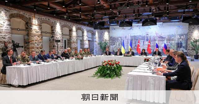 asahi's tweet card. 　ロシアによるウクライナへの侵攻をめぐり、両国の直接協議が23日、トルコのイスタンブールで始まった。1カ月半ぶりの再開だが、ウクライナに事実上の降伏を求めるロシアの姿勢に変化はなく、事態が大きく動くこ…