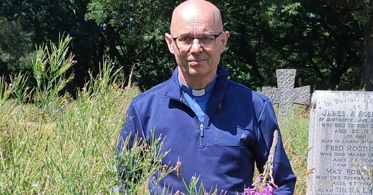 AMarlowLDR's tweet card. The grass at the cemetery was at waist height due to a lack of maintenance
