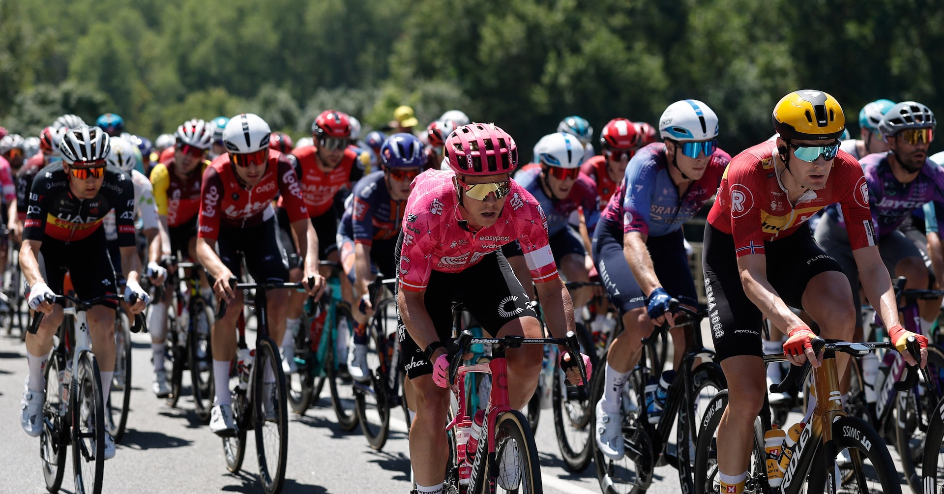 julienpretotRTR's tweet card. While World Tour giants like UAE Team Emirates-XRG and Visma-Lease a Bike flex their financial muscle at the Tour de France, EF Education-EasyPost team boss Jonathan Vaughters is happy to be chasing...