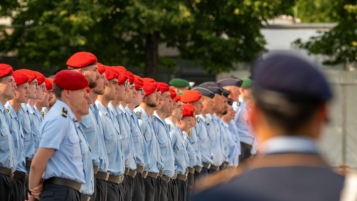 ntvde's tweet card. In der SPD gibt es scharfe Kritik an den Plänen der Regierung zur Wehrpflicht. Juso-Chef Türmer spricht von einem "massiven Eingriff in die Rechte junger Menschen" und kritisiert unklare Formulieru...