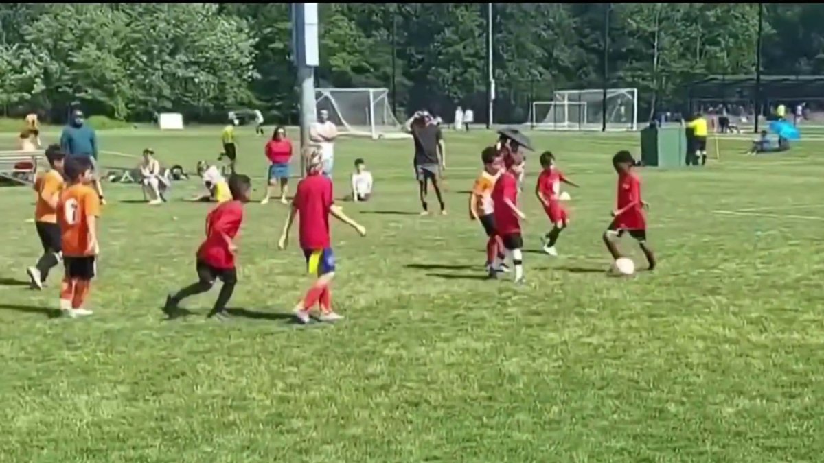 Telemundo44's tweet card. El Sterling Soccer Club busca desarrollar a niños y niñas en el deporte. Conoce aquí a uno de sus directores.