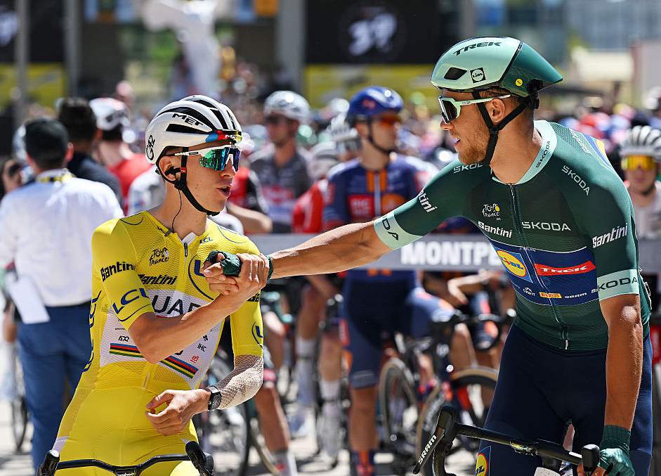 News24's tweet card. Italy’s Jonathan Milan won a crash-marred finale to stage 17 of the Tour de France in lashing rain on Wednesday, extending his lead in the sprint points race.